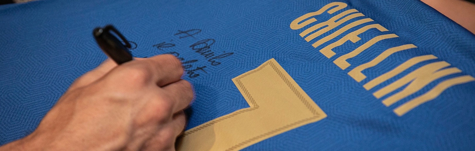 <p>It is the first dream of any fan: to hold in your hands a shirt autographed by your idol with a personalized dedication.</p><p>Memorabid is here to make it happen and give you, to guarantee the authenticity of the signature and dedication, the best Certificate of Authenticity you can imagine: each auction will be accompanied by a video proof of the player, recorded in the moment in which he is signing and placing the dedication on the shirt.</p>