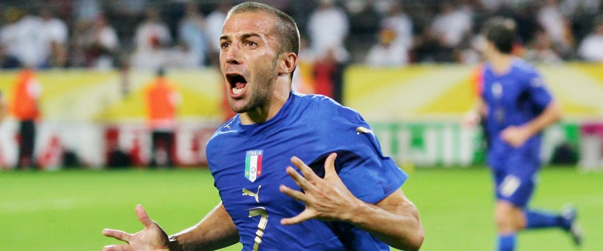 <p>La domenica ha sempre il sapore di calcio, e noi abbiamo scelto le nostre tre migliori aste per viverla ancora con più passione.</p><p>Ogni domenica scadranno tre aste esclusive scelte durante la settimana dal nostro team, che ha identificato le 3 più interessanti.</p><p>Quasi sempre si tratta di maglie indossate dai calciatori, spesso ancora sporche con prove fotografiche dei segni di campo.</p><p>Ma non solo, anche scarpe, fasce da capitano, parastinchi e altri cimeli dal grande valore collezionistico.</p>