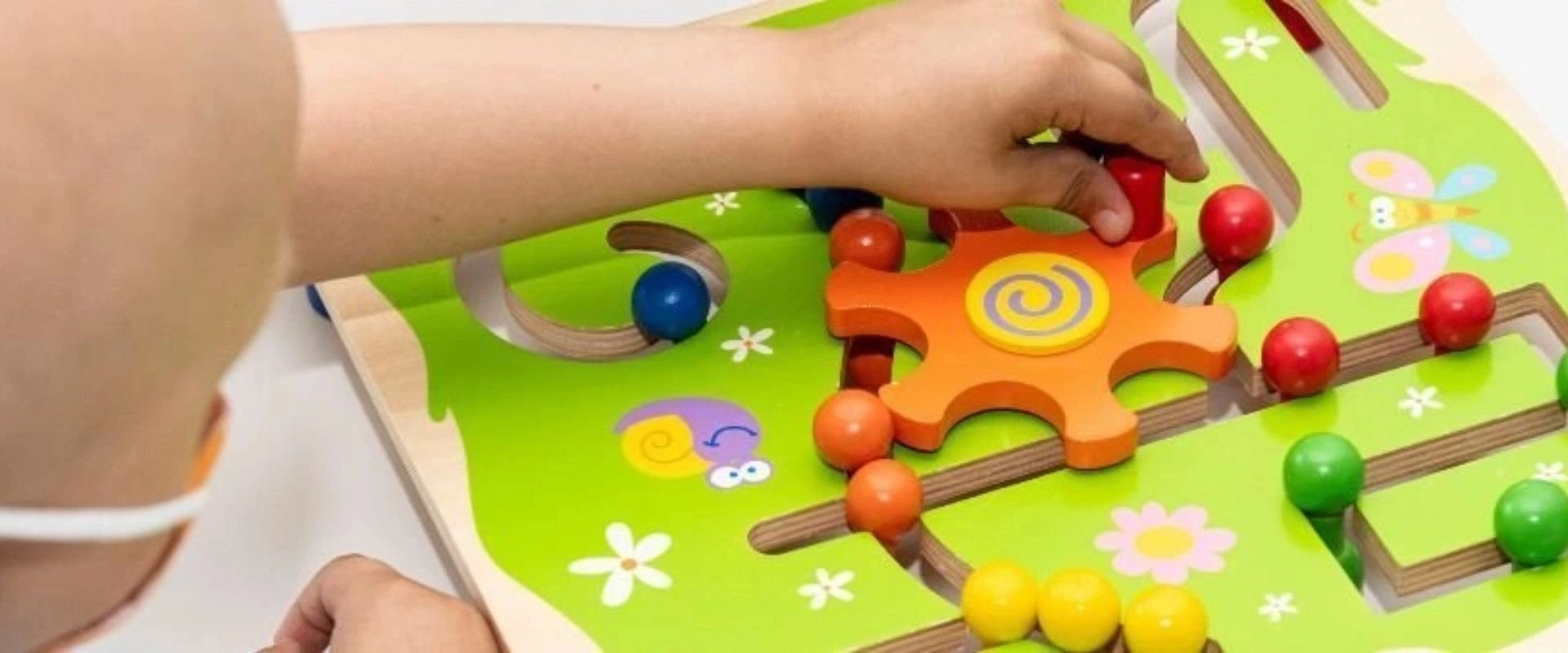 <p>La <strong>Fondazione Umberto Veronesi</strong> è nata nel 2003 grazie alla volontà di <strong>Umberto Veronesi</strong>, con l’idea di mettere la scienza al servizio di tutti. Il suo obiettivo principale è quello di promuovere il progresso scientifico e migliorare concretamente la vita delle persone attraverso la ricerca medica d’eccellenza e la divulgazione scientifica.</p><p>Ogni anno la Fondazione sostiene giovani ricercatori, finanziando borse di studio e progetti di ricerca in ambiti cruciali come l’oncologia, la cardiologia, le neuroscienze e la prevenzione. Parallelamente, si impegna a diffondere informazioni scientifiche affidabili, aiutando le persone a fare scelte consapevoli per la propria salute e il proprio benessere.</p><p>La scienza deve essere comprensibile, accessibile e utile per tutti. Per questo promuove eventi, incontri, campagne educative e progetti nelle scuole, con l’intento di costruire una società più informata, critica e responsabile.</p>